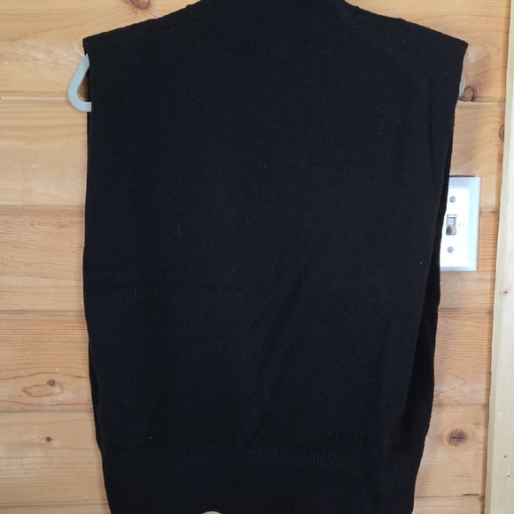 Black Sleeveless Turtleneck Sweater - Picture 2 of 3
